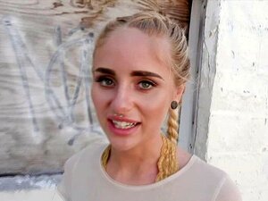 Kuumat Naomi Woods vilauttaa tissejään tuntemattomalle rahasta.