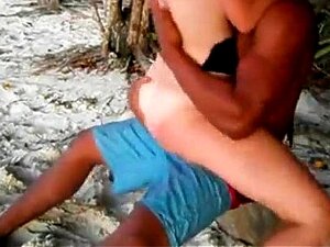 Cuckold filmt, wie seine Freundin ihre Muschi einem anderen am Strand
