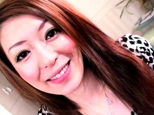 Aasialainen huora Yuu Sakura dildoaa pillua ja saa creampien