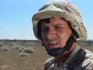 Sexy Babe in der Armee, sie unterstützt den Schwall FM14. Sexy Babe