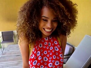 Schwarze Süße wird in einer ruhigen öffentlichen Ecke gefickt.