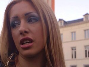 Eurooppalainen ratsastaa mustalla kyrvällä. Tyylikäs eurooppalainen