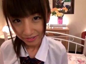 Une mignonne baise avec une grosse bite. Une mignonne japonaise