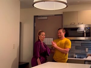 Stiefsohn Alex Envy kommt und entdeckt seine Stiefmutter Danni Jones,