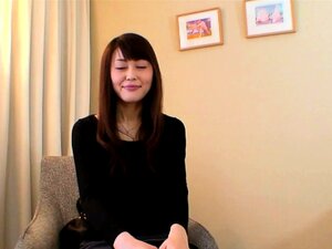 Petite Japanse MILF krijgt een kut vol sperma in POV
