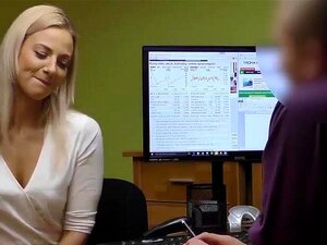 Schau dir LOAN4K an. Agent bohrt Mund, Muschi und Arsch einer Blondine