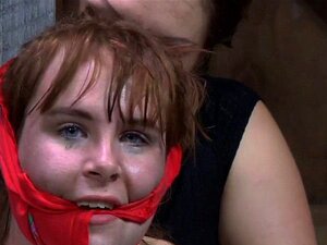 Schmerzhaftes Klemmen für Schönheitstitten