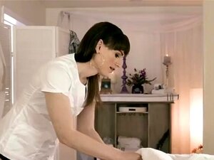 Shemale-Masseurin Natalie Mars massiert den Typen und lässt sich den