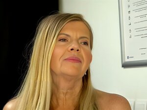 Sexy Oma Samantha ist so glücklich, einen frischen Schwanz in ihre