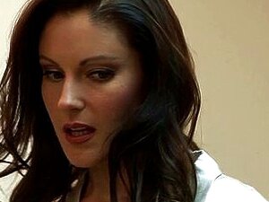 Schlampe nimmt es im Büro von hinten