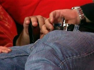 Schwarzhaarige sexy nackte Frau wird richtig