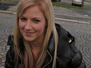 Blondi tyttö esittelee tissejään kahvilassa