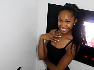 Ebony-Babe mit langen, lockigen Haaren lutscht sanft Schwanz durch ein