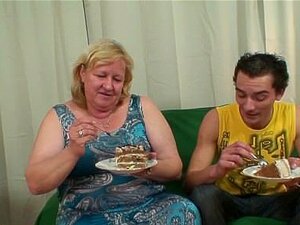 Stiefsohn fickt alten Plumper von hinten