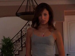 Zwei atemberaubende Mädels spielen mit Sexspielzeugen während des