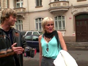 Typ fickt schlanke 80-jährige Prostituierte