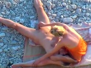 Nackte Milf, rasierte Muschi, Strand-Voyeur in HD