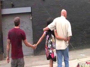 Heiße schwarze Tussi liebt interracial Gangbang 21