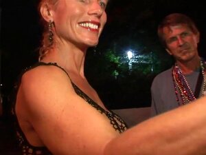Nackte sexy Amateure haben Spaß auf der Straße