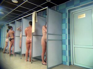 Heiße Amateur-Mädchen enthüllen ihre Körper unter der