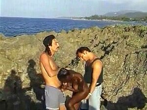 Afrikanische zottelige heiße Braut fickt zwei Jungs auf den Felsen,
