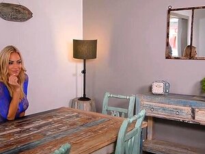 Großtittige Pornodarstellerin Fußjob mit Cumshot