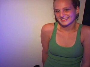 Süße College-Schlampe bei der Spring Break Gloryhole Creampie Party