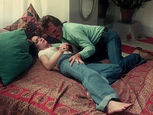 Erleben Sie den Reiz der Vintage-Erotik, während die verführerische