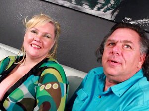 Muti wird von einem jungen Schwanz gefickt, während Daddy zusieht
