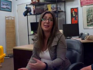 Die vollbusige Babe Charlie Harper spielt ihre Uhren und ihre Muschi.