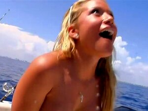 Hotties zeigen Radfahren während sie nackt sind. Gruppe von sexy