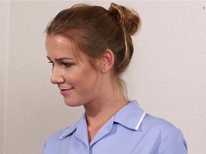 Glam-Krankenschwester bekommt ein Facial in einem Dreier.