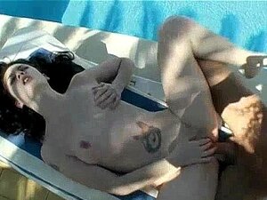 Узима своју пријатељицу, лепу жену и