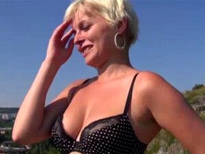 Врућа аматерка се скида гола и пуши