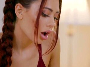 Sabina Roberta hat richtig Spaß daran, Darcie eine gute Massage zu