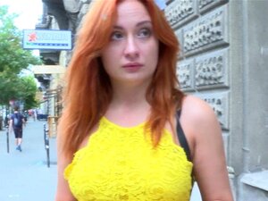 Echte kurvige Euro wird für Geld doggystyle genommen. Echte kurvige