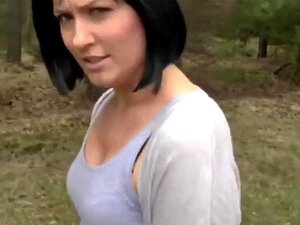 Arrogante Tussi lutscht Schwanz im Wald! Amateur-Sperma im Mund!