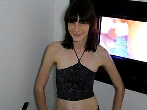 Glory Hole, dünne kleine Titten, lutscht Schwanz