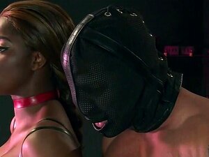 Brustige schwarze Herrin beim interracial Sex (Jasmine Webb)