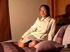 Amateur-asiatische MILF mit Glückspilz masturbiert ihre behaarte