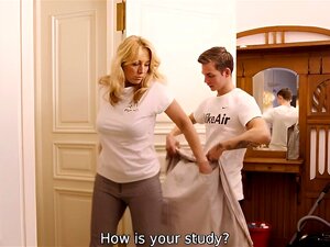 SHAME4K. Student betritt Badezimmer und trifft stiefmütterlichen