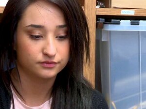 Asiatische Brünette wird fälschlich wegen Ladendiebstahls angeklagt