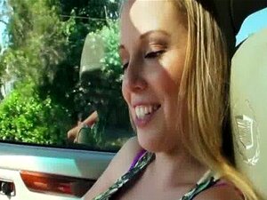 Süße blonde Freundin wird hart gefickt