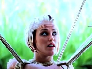 Bondage för en inspelning med en fin BDSM-modell