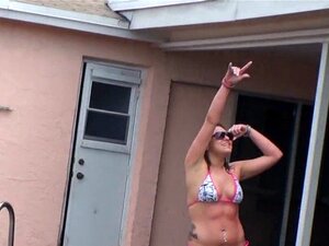 Schlampige Süßen gieren nach Schwanz. Süße Schlampen können an