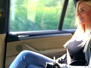 Super hübsche Tussi Nathy wird vom Fahrer hart durchgefickt