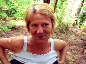 71-jährige Oma Elisa verführt zu öffentlichem Sex von einem