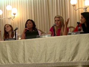 Süße Titte fickt Dildo und benutzt ihn