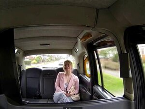 Britischer Taxipassagier auf dem Rücksitz des Taxis gerammt