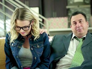 Fickt die süße Tochter Aubrey Sinclair vom Chef